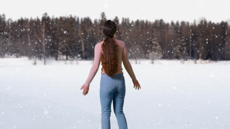 Junge-Frau-Im-Freien-Auf-Einem-Spaziergang-Und-Beobachtet-Den-Schneefall-In-Einer-Landschaft-Mit-Wald